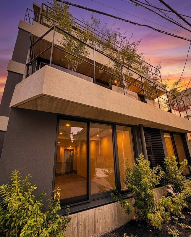 エントランス　昼夜で表情の異なるファサード