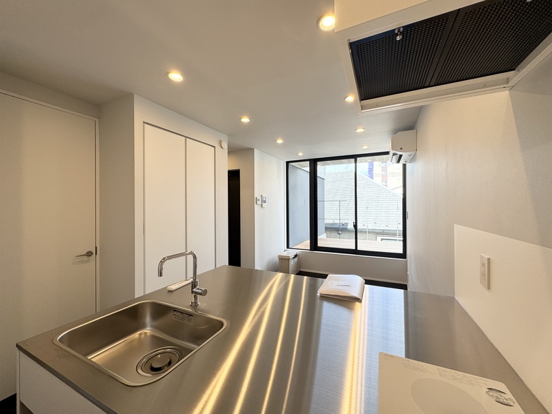 キッチン　リビングを見渡せるキッチン