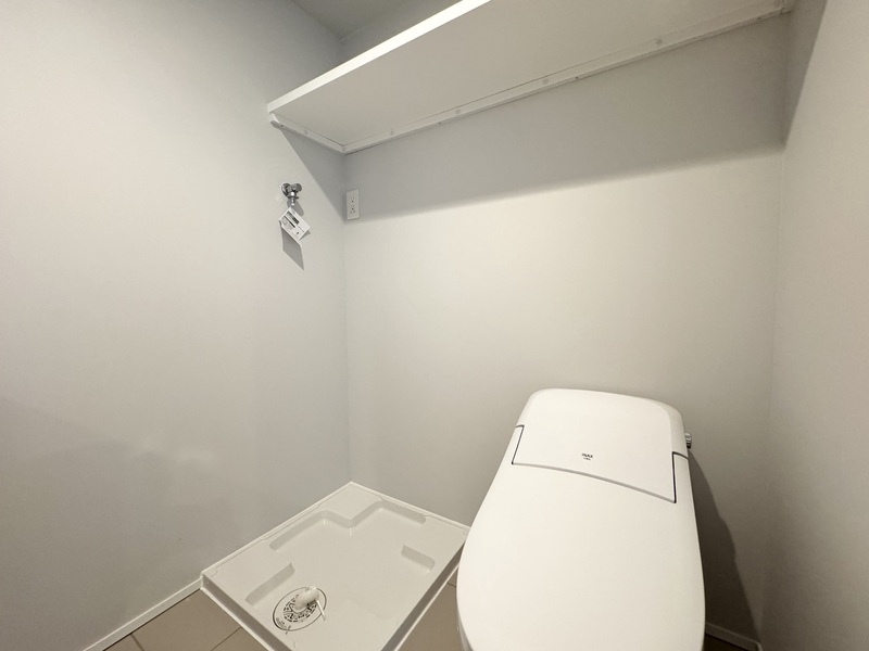 トイレ　白基調で清潔感のある空間
