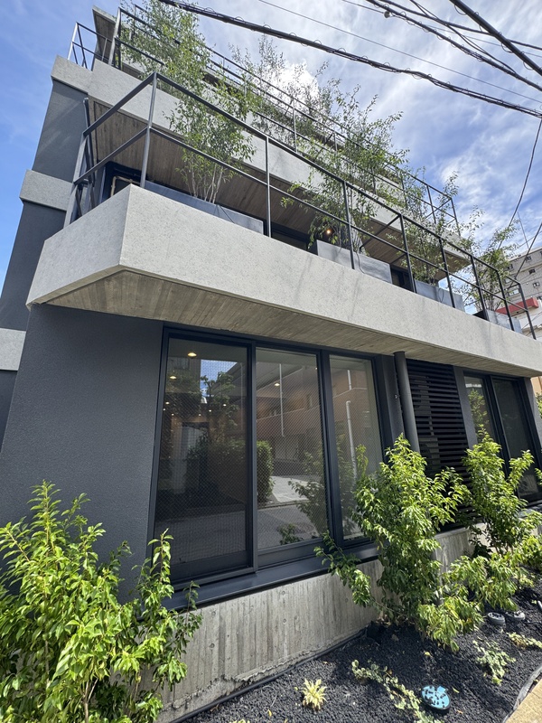 建物外観　直線的でスタイリッシュな外観