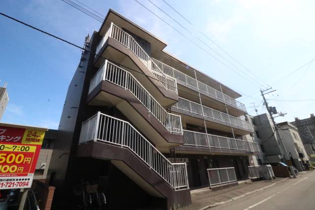 建物外観　重厚感あり目立ちますね♪