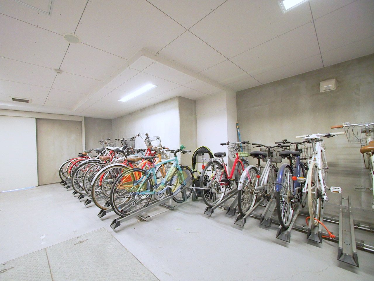 その他共有部分　屋内駐輪場完備しています♪