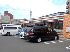 コンビニ　セブンイレブン札幌菊水3条店（コンビニ）まで185m