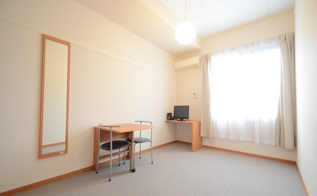 居室・リビング　同物件別号室のものです。