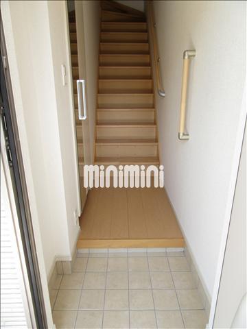 玄関　扉に鏡が付いてます