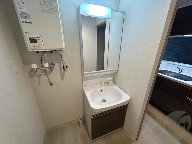 洗面設備　大きくて使いやすそうな独立洗面台になっています。