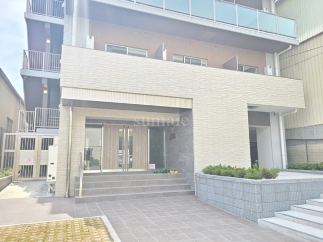 エントランス　建物入り口になります☆