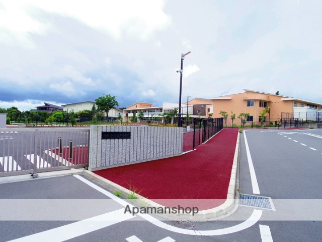 中学校　高根中学校（中学校）まで1574m