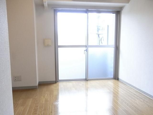 居室・リビング　南向きの明るいお部屋です