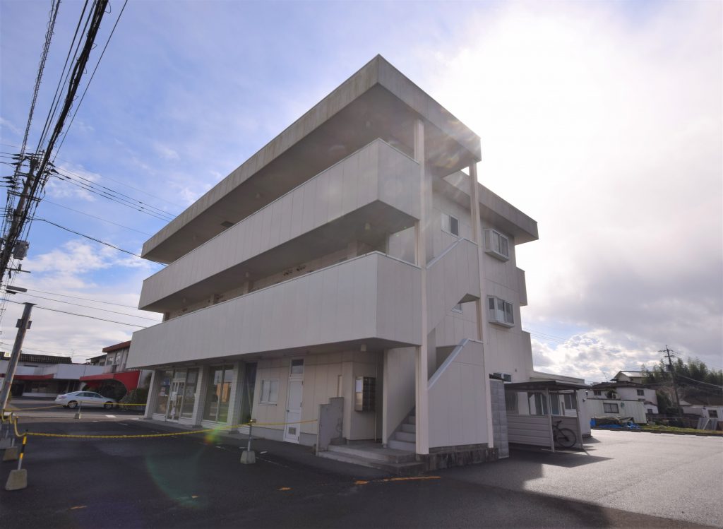 建物外観　鉄骨造３階建て