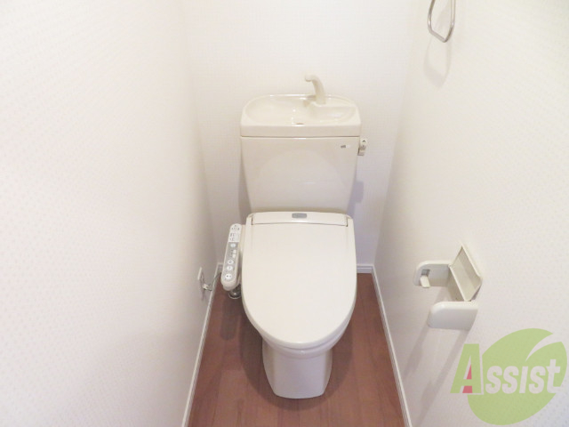 トイレ　ウォシュレット機能がついたトイレです。安心して使用できますね