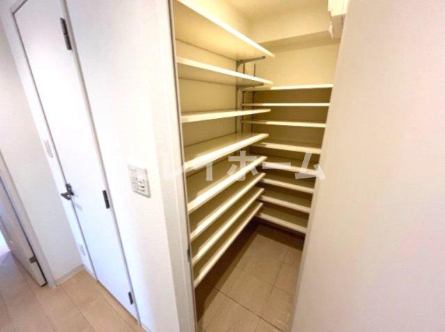 玄関　同建物内、別のお部屋の参考写真になります。