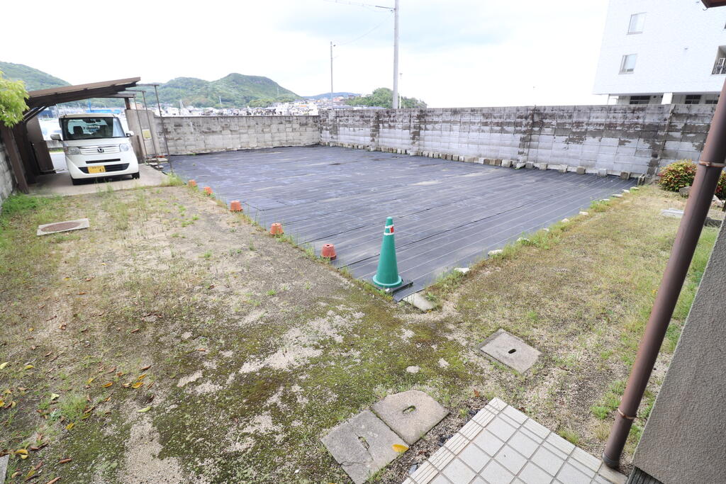 駐車場　５台以上はゆうに停められます