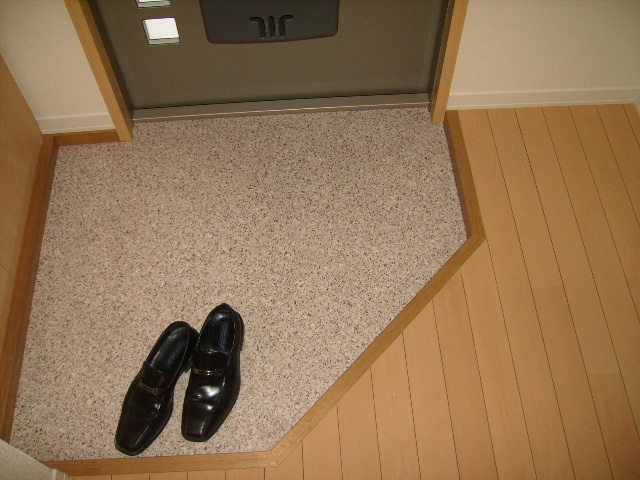玄関　※写真は同物件別部屋です。