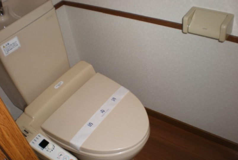 トイレ　落ち着いた色調のトイレです