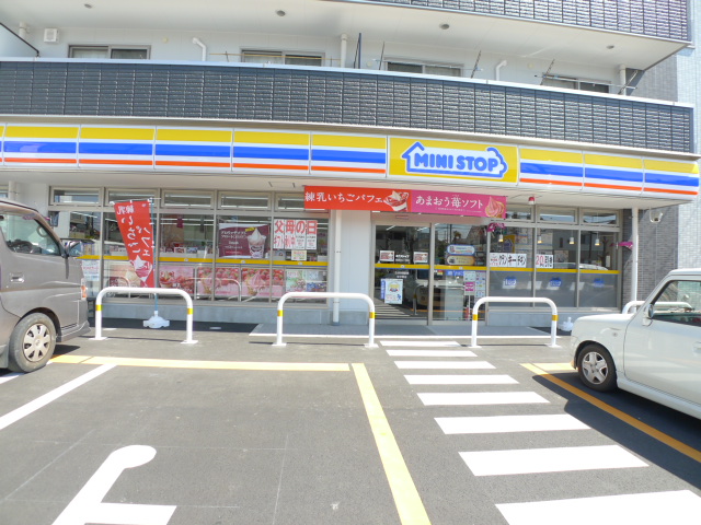 コンビニ　ミニストップ 東越谷3丁目店（コンビニ）まで608m