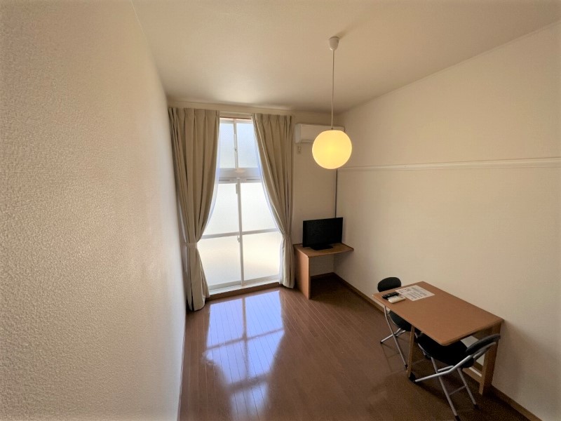 居室・リビング　家電・家具付きの部屋です。