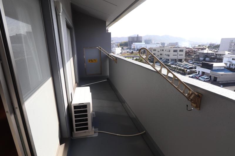 バルコニー　２部屋にわたる広いバルコニー