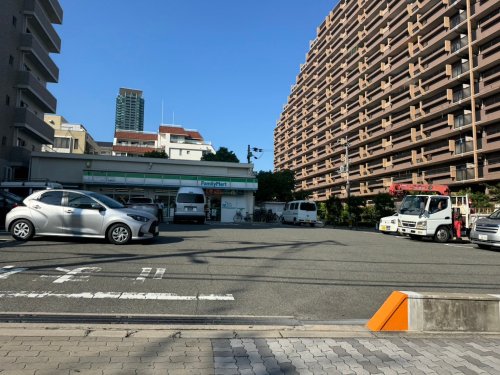 コンビニ　ファミリーマート 松崎町店（コンビニ）まで132m