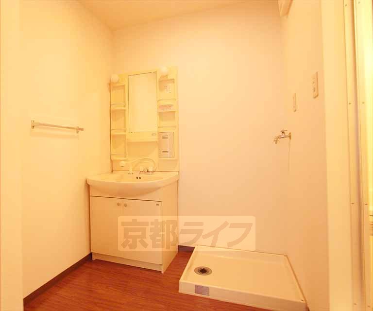 洗面設備　独立洗面台と洗濯機置き場です！