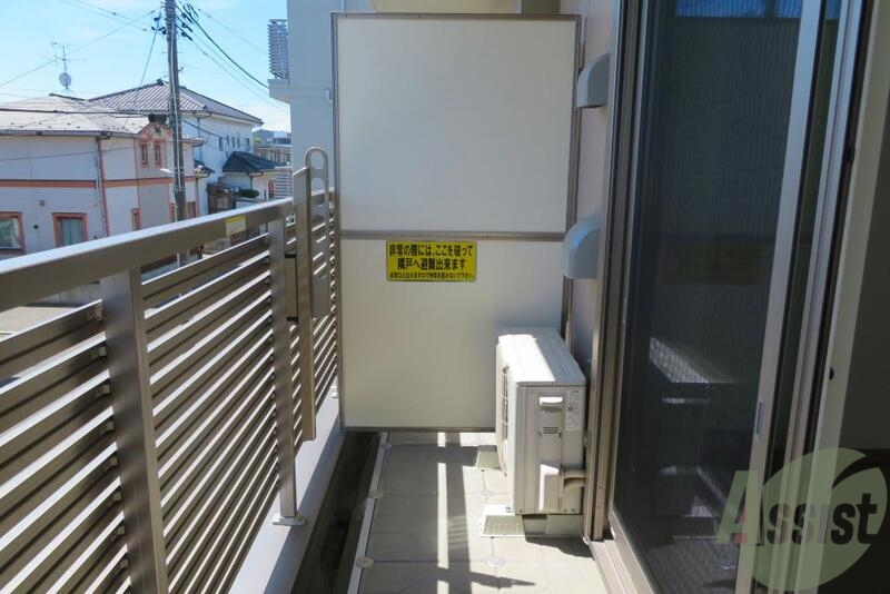 バルコニー　おっと、工夫されたバルコニーなんで光がよく入ってますね