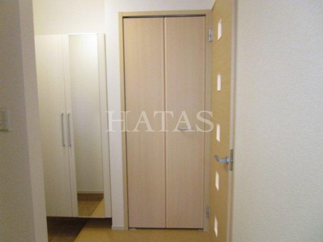 玄関　同物件別部屋です。