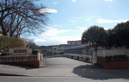 高校・高専　綾瀬高等学校（高校・高専）まで1900m