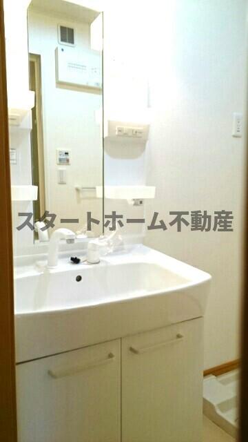 洗面設備　明るい洗面所です