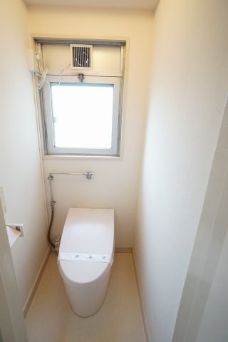 トイレ　光の差し込むトイレです。