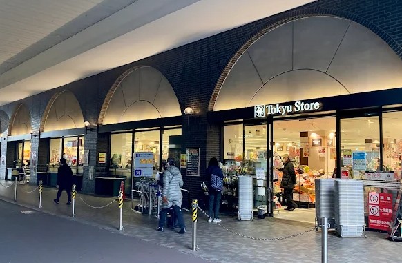 スーパー　蒲田 東急ストア（スーパー）まで608m