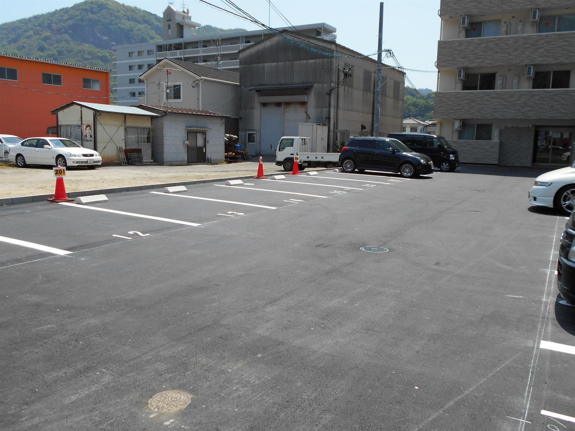 駐車場　ゆったりとして入出庫しやすい駐車場♪