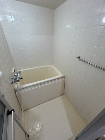 バス・シャワールーム　コンパクトで使いやすいお風呂です