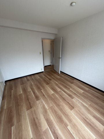 その他部屋・スペース　落ち着いた色調の寝室です