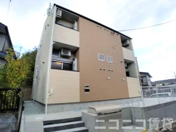 建物外観　1階でも地上から高く、目線も気になりません。