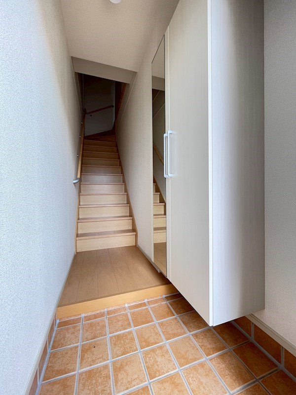 玄関　当物件の参考写真です。(同建物の部屋)