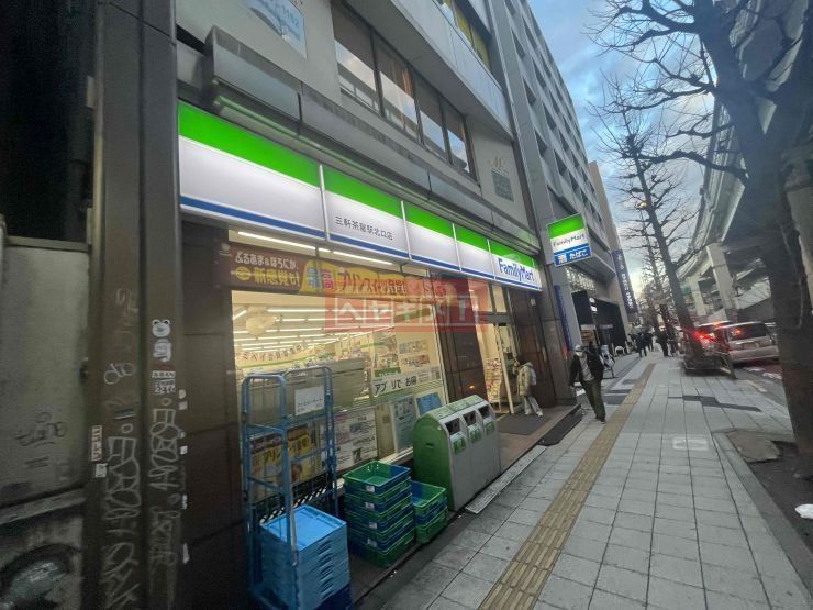 コンビニ　ファミリーマート三軒茶屋駅北口店（コンビニ）まで380m