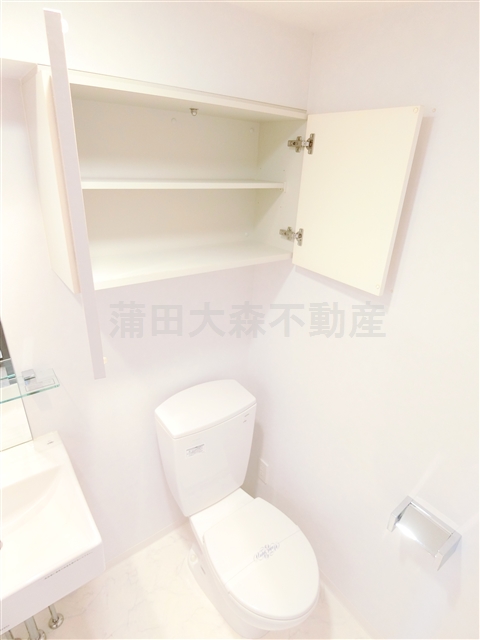 トイレ　吊戸棚付きのトイレ