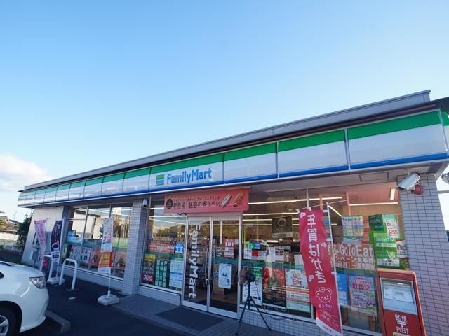 コンビニ　ファミリーマート（コンビニ）まで930m