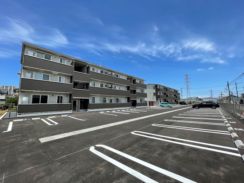 建物外観　3階建て、軽量鉄骨造