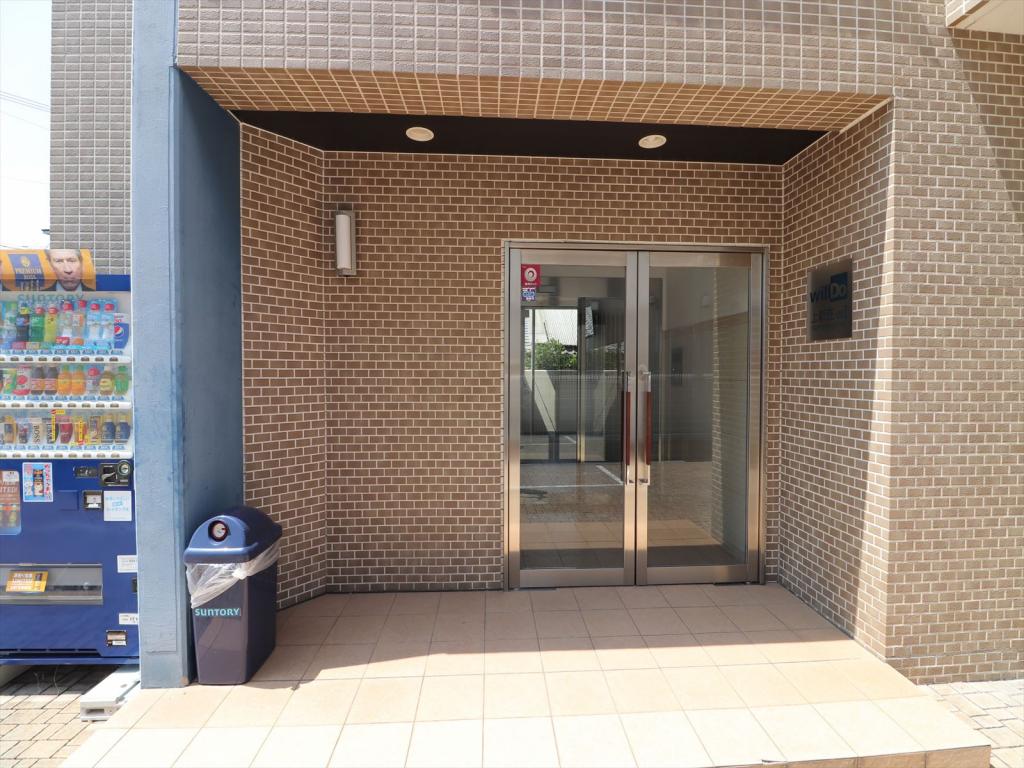 エントランス　防犯カメラ付きで安心です