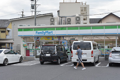 コンビニ　ファミリーマート 昭和安田通三丁目店（コンビニ）まで494m