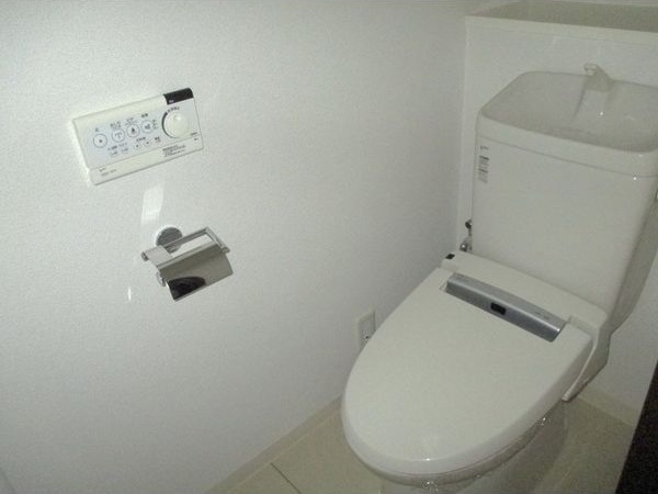 トイレ　※写真は同じマンションの違う部屋のものになります。