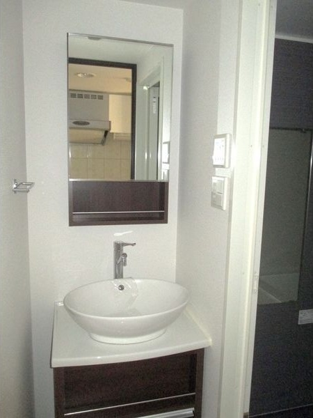 洗面設備　※写真は同じマンションの違う部屋のものになります。