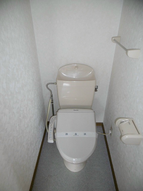 トイレ　※写真は203号室（反転）です。ご参考下さい。