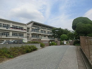 中学校　北九州市立尾倉中学校（中学校）まで781m