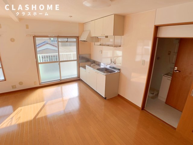 居室・リビング　同物件の別部屋になります。