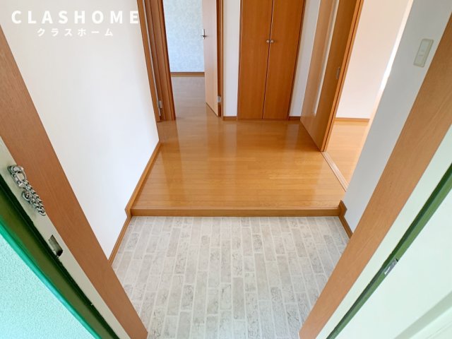 玄関　同物件の別部屋になります。