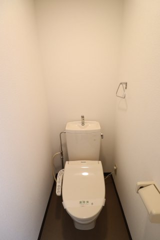 トイレ　落ち着いた色調のトイレです