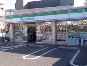 コンビニ　ファミリーマート小豆沢一丁目店（コンビニ）まで550m