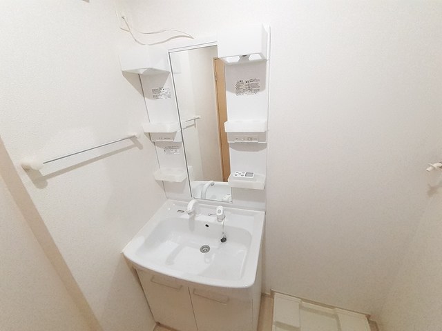 洗面設備　※同建物の別のお部屋の写真です。